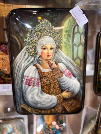 Bijou Fait Main, Boîte Artisanale, Poupée d'Art - Les Merveilles de l'Est | Article ID: 10054